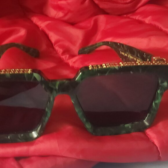 Louis Vuitton Sunglasses - Picture 5 of 6